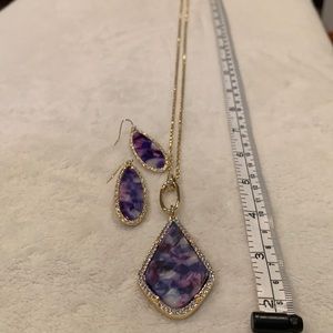 Marbled purple pendant necklace and earring set.